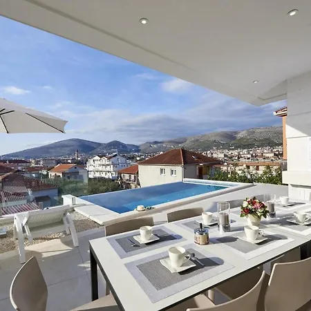Luxury The One With Pool דירה