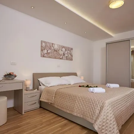 Luxury The One With Pool דירה *