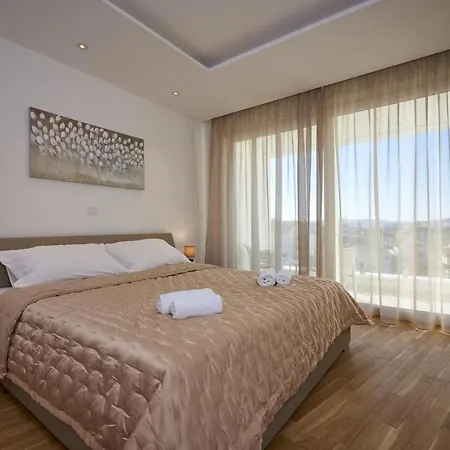 Luxury The One With Pool טרוגיר