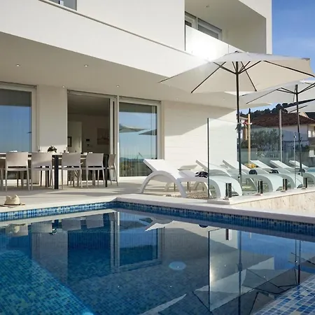 Luxury The One With Pool דירה טרוגיר