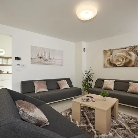 דירה Luxury The One With Pool טרוגיר