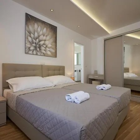 Luxury The One With Pool דירה