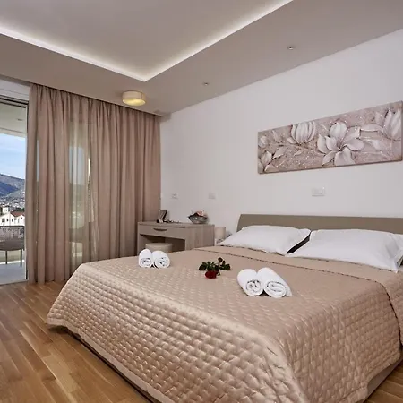 Luxury The One With Pool טרוגיר