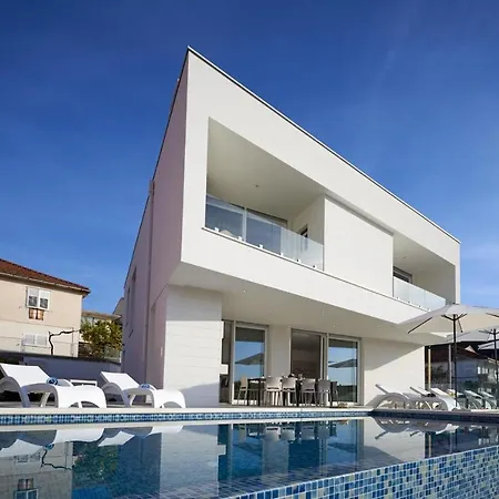 Luxury The One With Pool Traù
