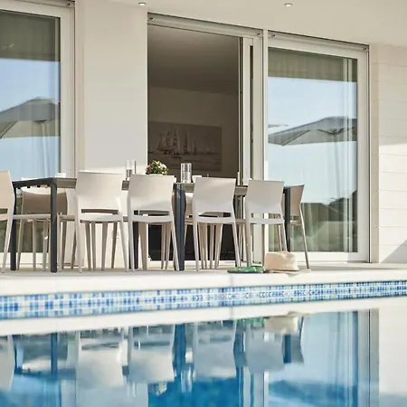 Luxury The One With Pool Traù